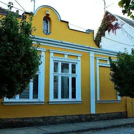 Happy Colours In Old Town Apartamento Kecskemét Exterior foto