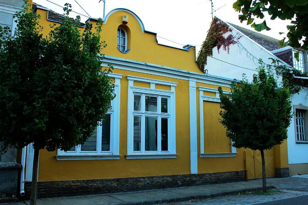Happy Colours In Old Town Apartamento Kecskemét Exterior foto